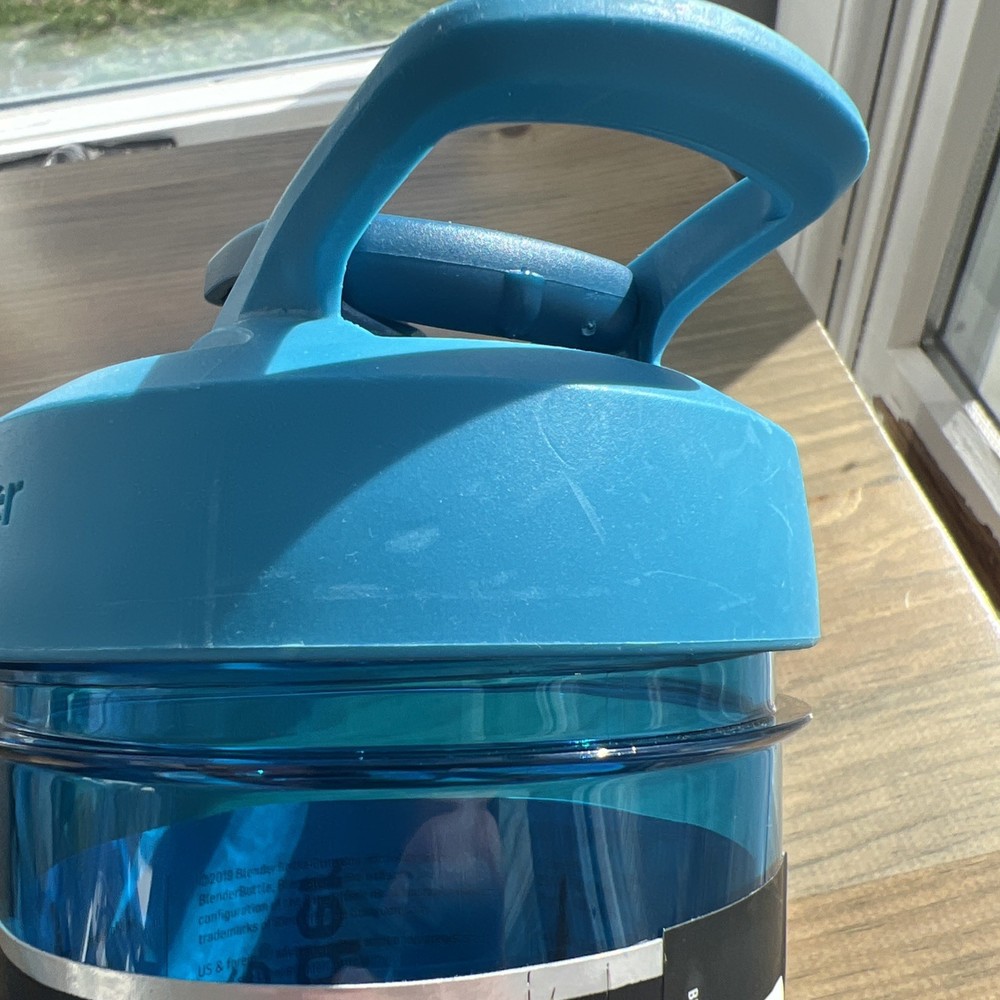 Blender Bottle Shaker Bottle With Lock NEW Blue Loop Top Push Button Mixer