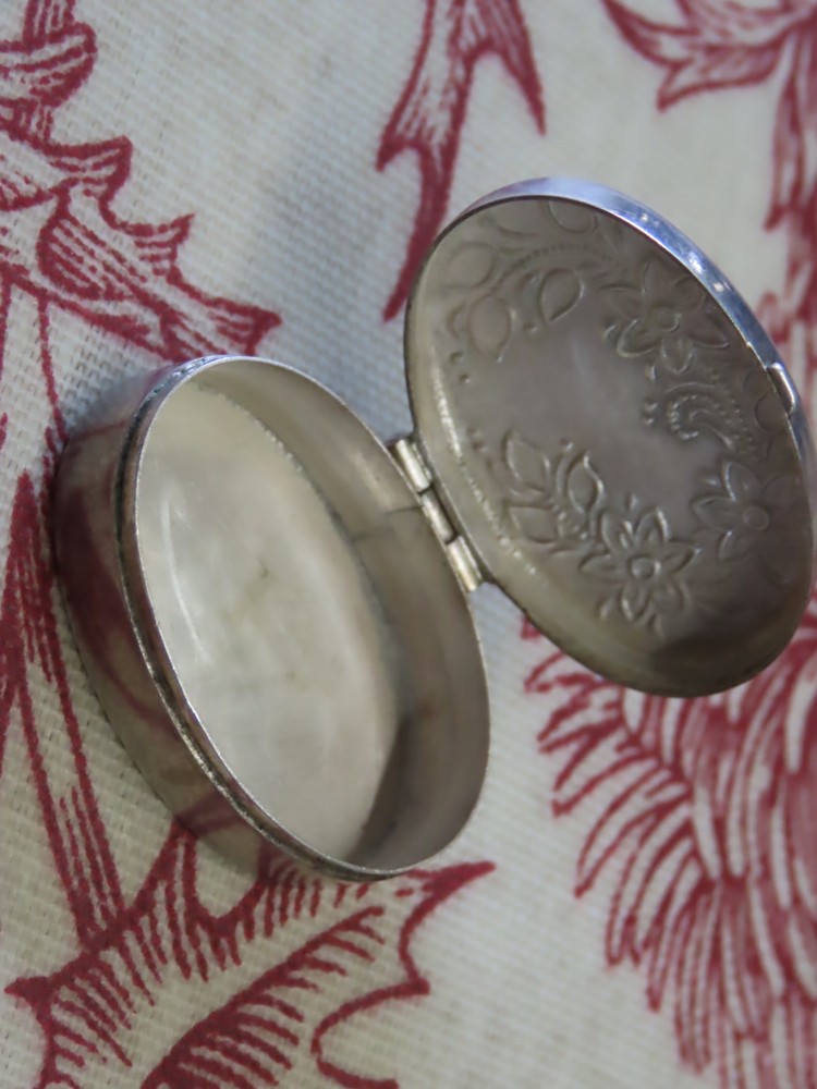 Engraved silver pill box, 925