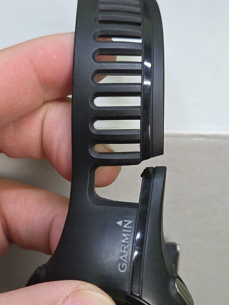 Garmin Approach S1 GPS Golf Watch (Broken Strap) with USB Charger