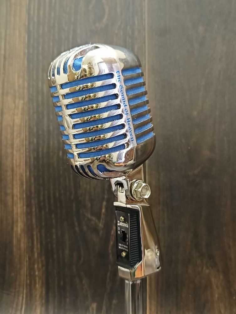 Vintage Metal Grill Mic–Retro Dynamic Microphone for Stage Performance & Studio.