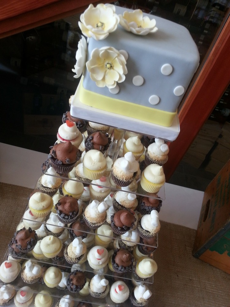Square Acrylic Cake and Cupcake Stand by Cheerico