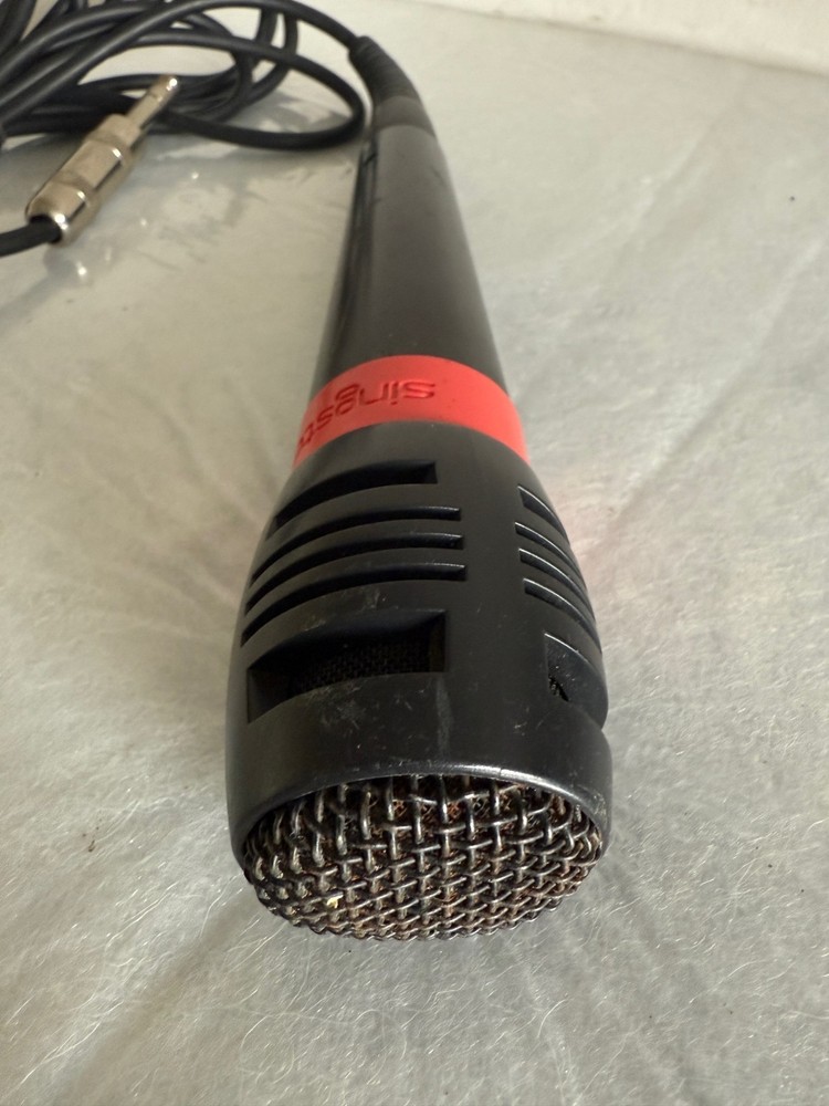 SINGSTAR Dynamic Microphone, works w/any amplified system, 8' cable - 1/4" plug