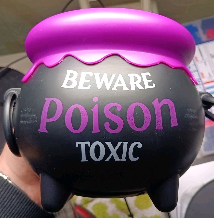 Halloween Bubble Witch Pot Blows Bubbles, Lights & Noises 4 AAA Batteries