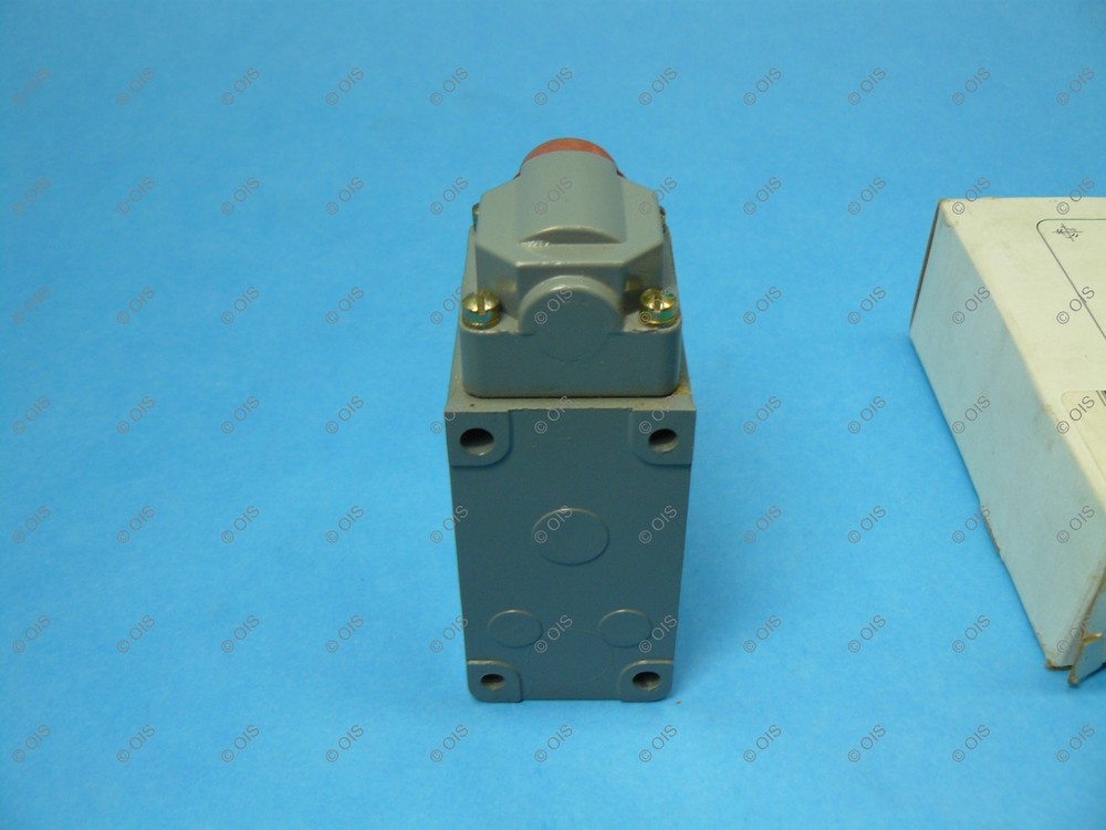 Cutler Hammer 10316H282 Limit Switch Side Pushbutton Spring Return New