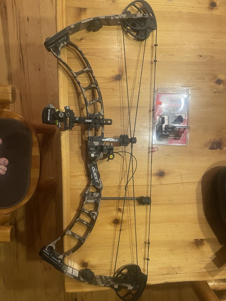 Quest Compound Bow 70lbs 29in Draw Right Hand Camo Black Aluminum
