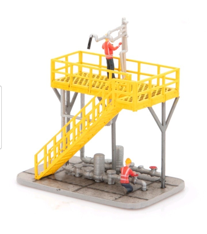 HO Scale Tank Car Loading Platform w/Figures - NEW