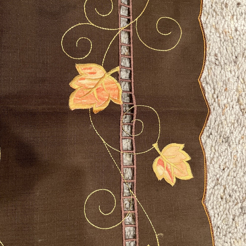 Thanksgiving table runner / 100% polyester / 68 inches long / Leaves￼