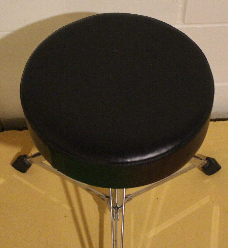 Drum throne with drum sticks