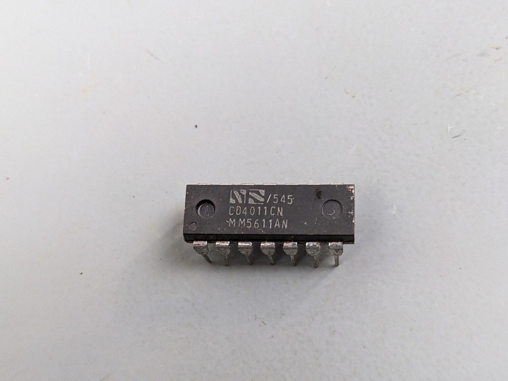 (2) MM5611AN Quad 2-Input NAND ICs