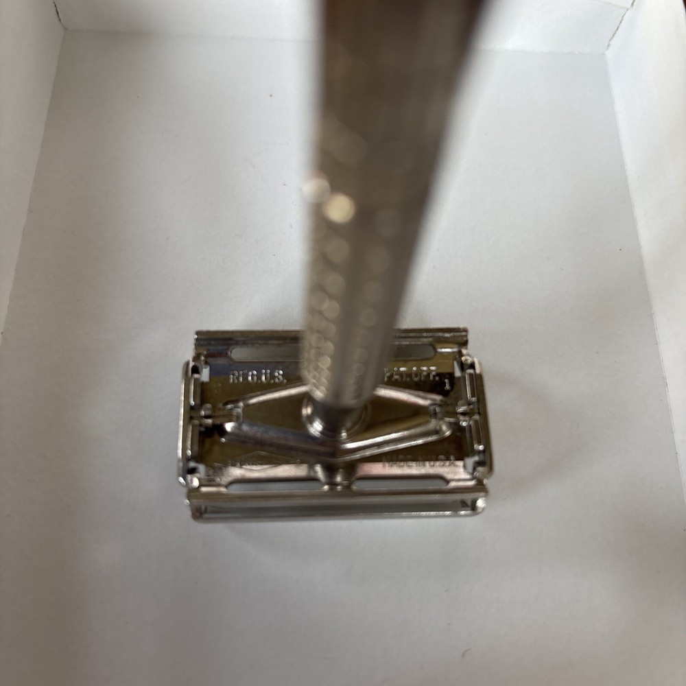 VINTAGE GILLETTE SAFETY RAZOR CA. 1950S