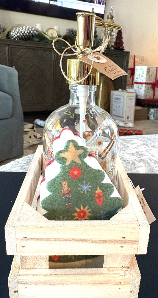 NIB Mud Pie NUTCRACKER SOAP PUMP & SPONGE CRATE SET