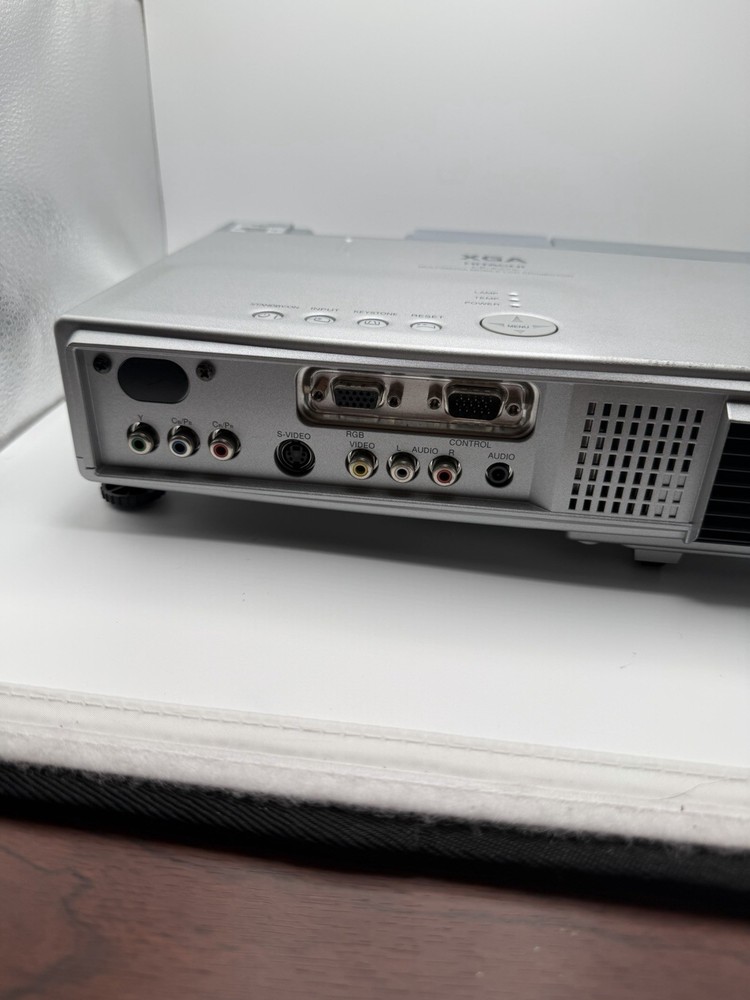 Hitachi CP-X275 LCD Projector