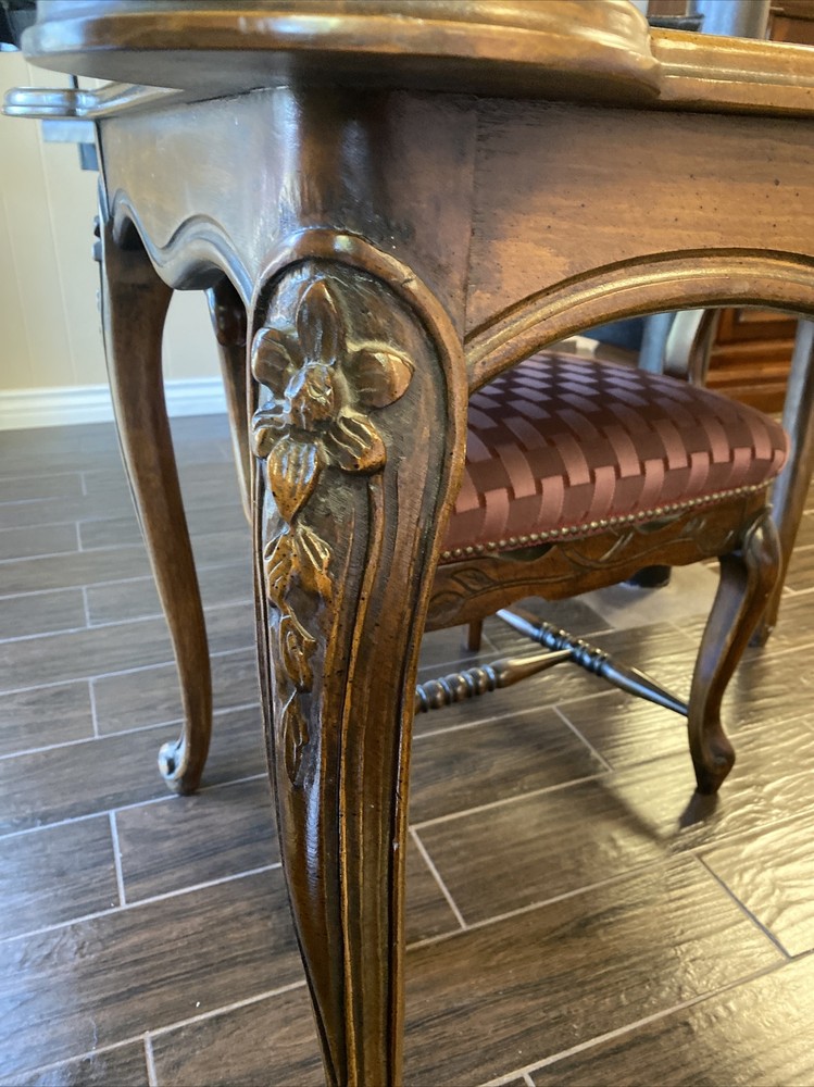 Backgommon table with chairs