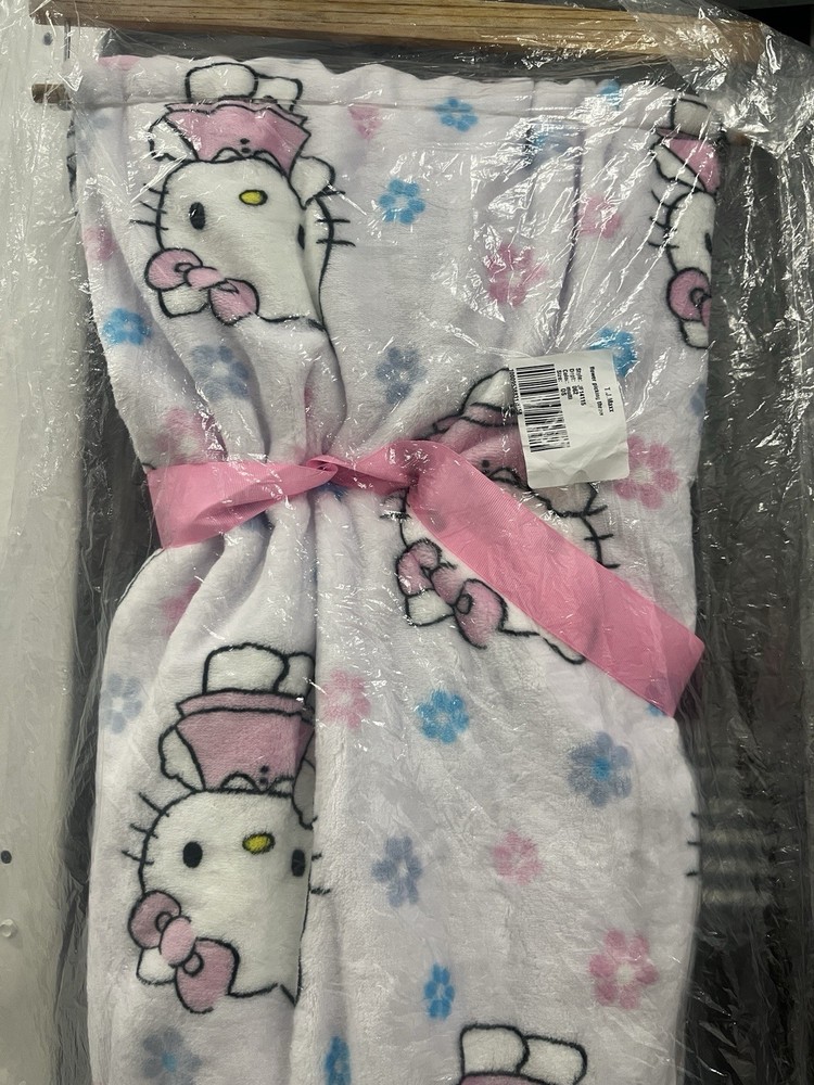 Hello Kitty Flower Picking Daisy Throw