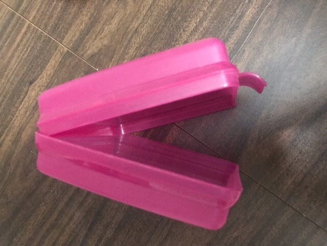 Tupperware Sandwich Keeper Hinged One Piece Clamshell Raspberry