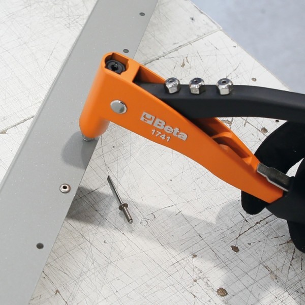 Beta Riveter With 4 Interchangeable Heads