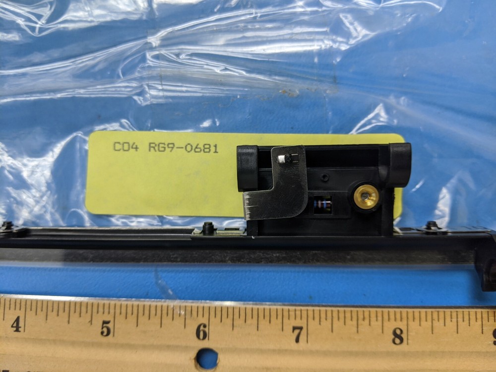 HP RG9-0681-000CN Roller Guide ( one )