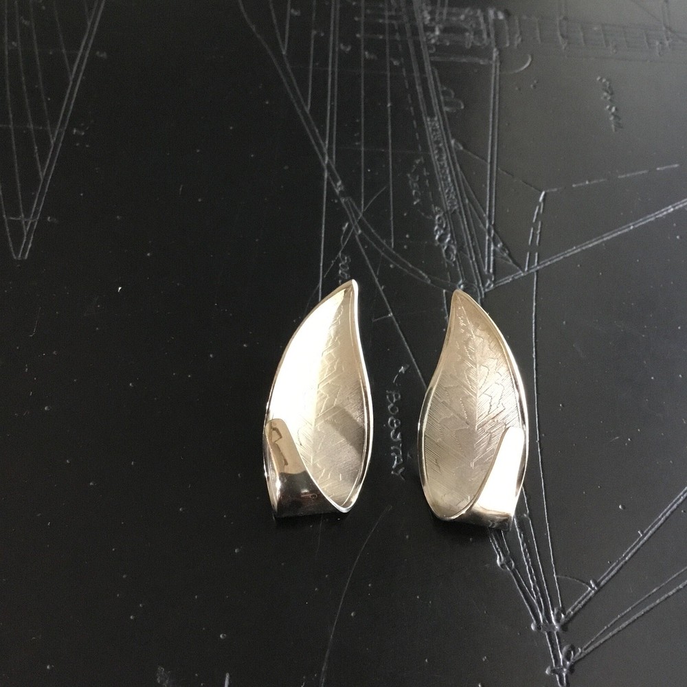Signed Giovanni Silver Tone Leaf Looking Screw Back Earrings Textured Design EUC