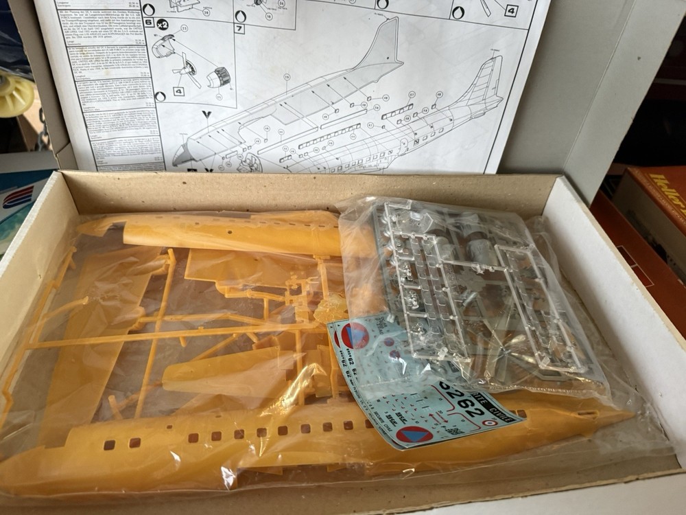 DOUGLAS DC-6B SÉCURITÉ CIVILE 1/72 Open, Sealed Inside