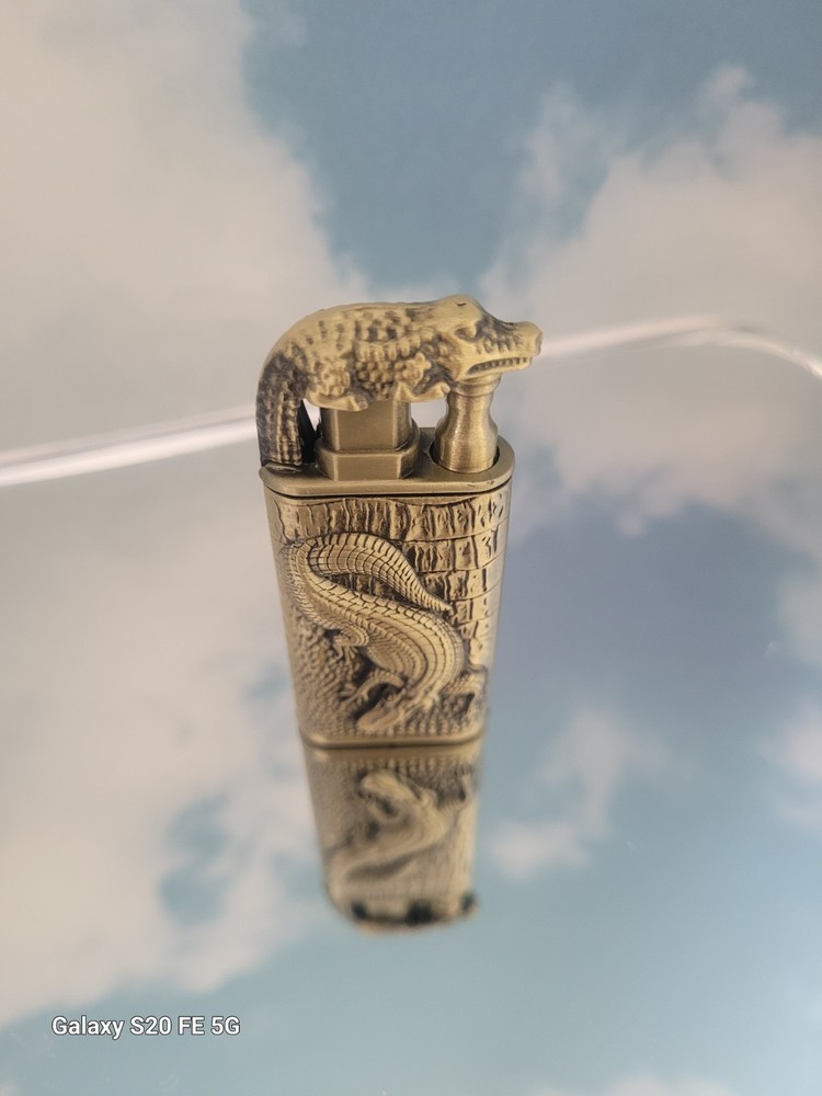 Alligator cigarette lighter