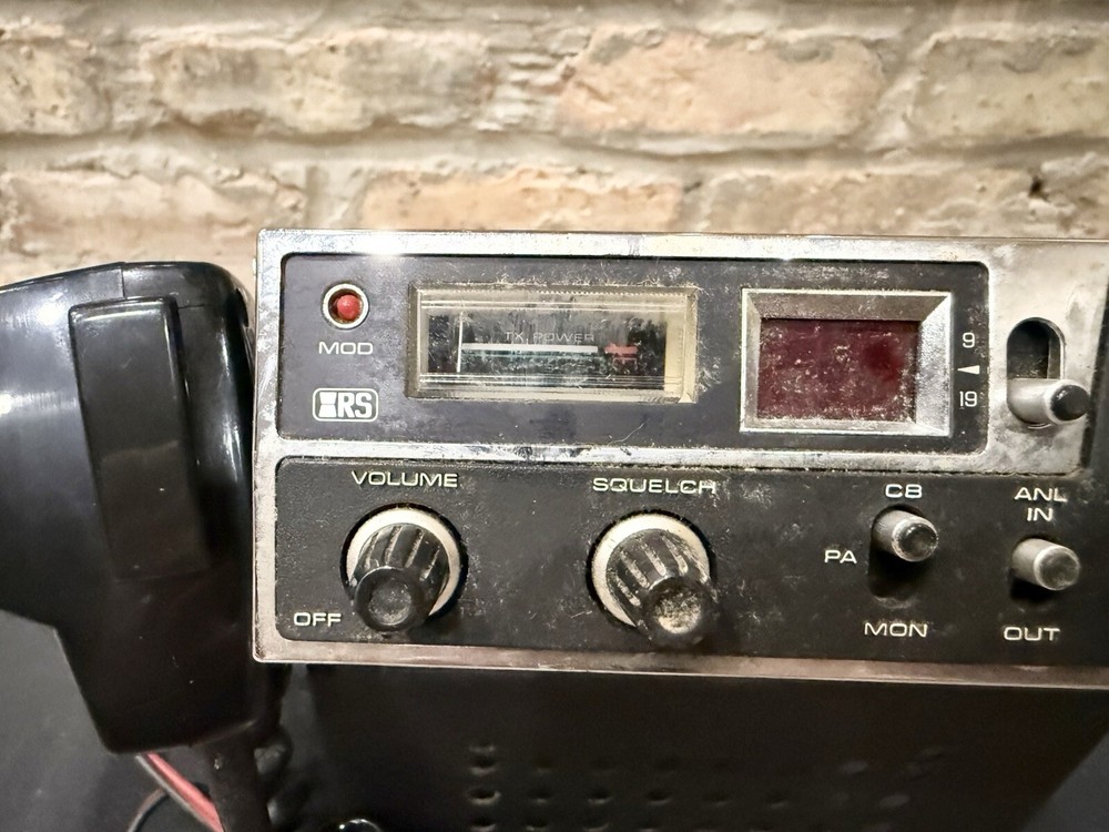 Radio Shack Realistic TRC-422A CB Unit With Dynamic Microphone
