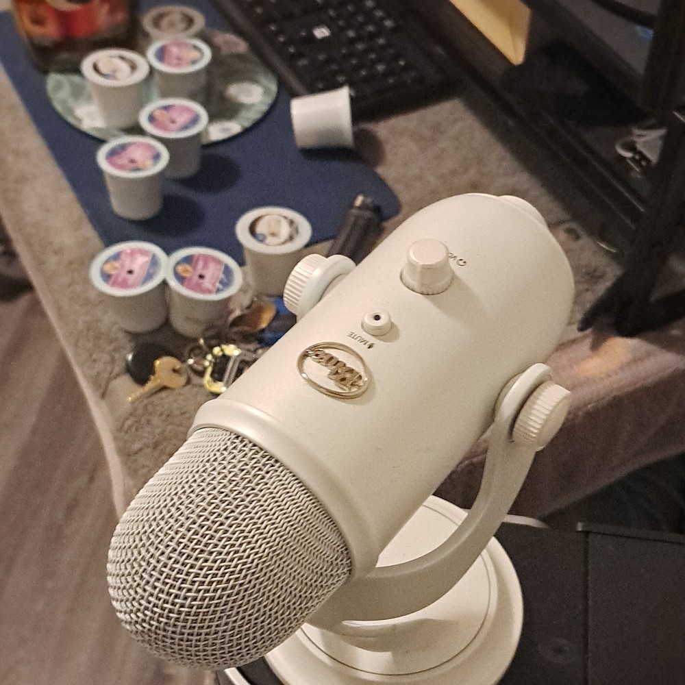 Blue Yeti USB Microphone White Mute Switch Gain Control Freestanding