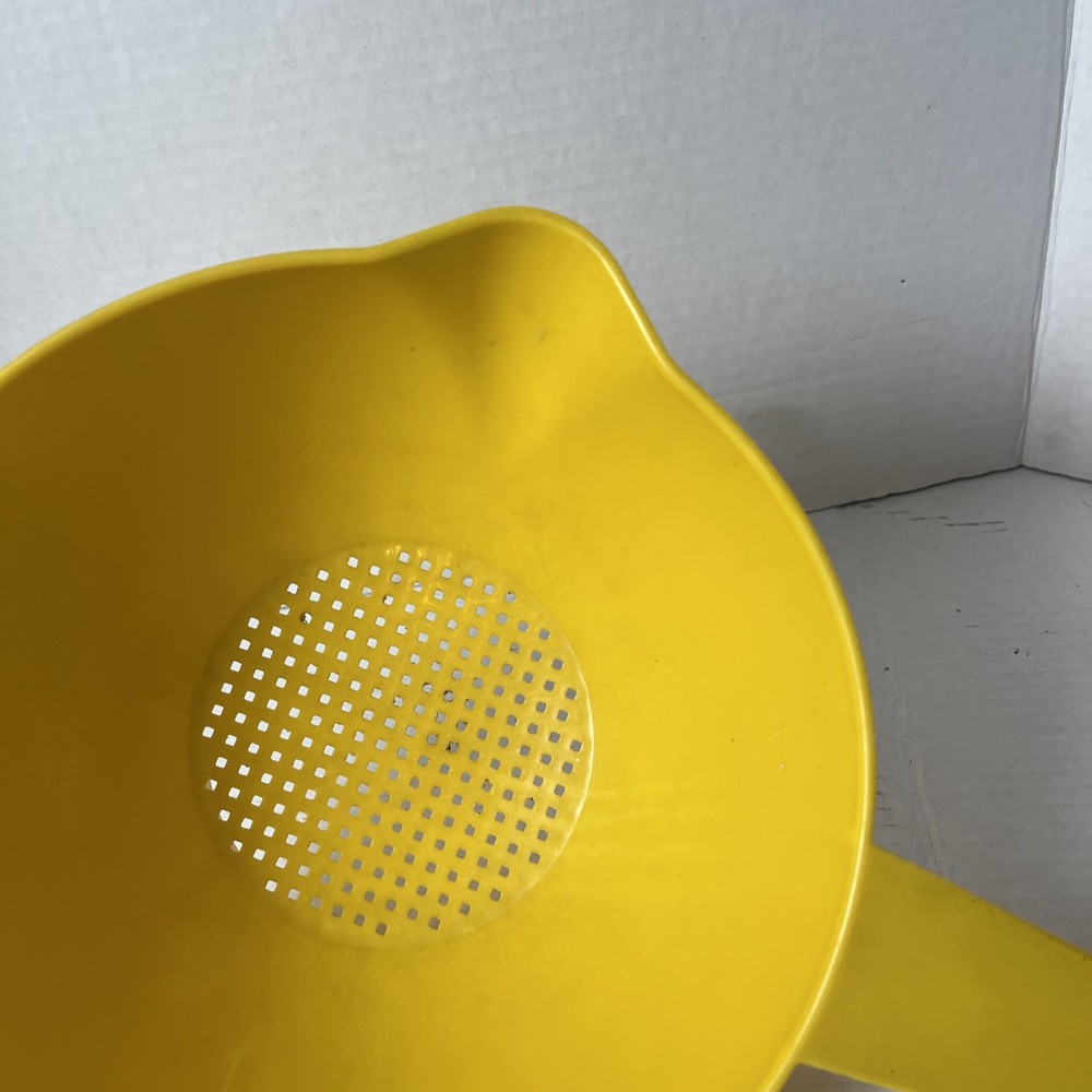 Vintage TUPPERWARE 2 Quart Yellow Colander Strainer Handle #1523 MCM Kitchenware