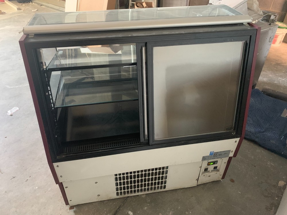 REFRIG PASTRY/CAKE DISPLAY CAKE 48W STRUCCOM BG4848R S/N