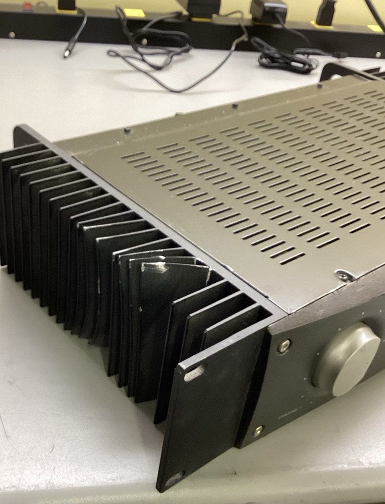 Alesis RA 300 Professional Reference Power Amplifier