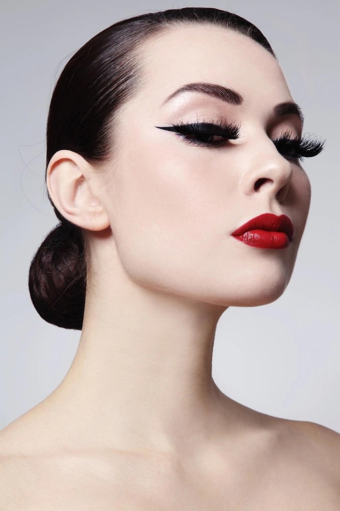 NO-HASSLE Glue Eyeliner