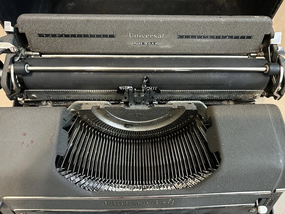 Underwood Universal Portable Typewriter w/case/key/ WORKING/ USA