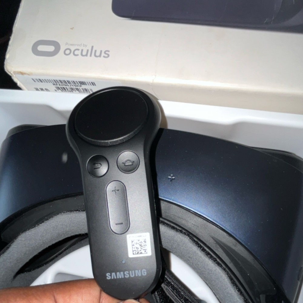 Samsung Gear VR Smartphone Virtual Reality Headset Black Plastic with Controller