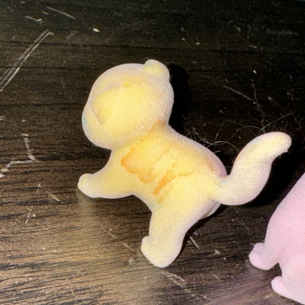 Crayola scribbles a lot of five Flocked Cats