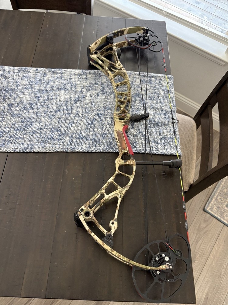 Bowtech Solution Rh 24.5-30” 70 Lbs  New String Excellent Condition