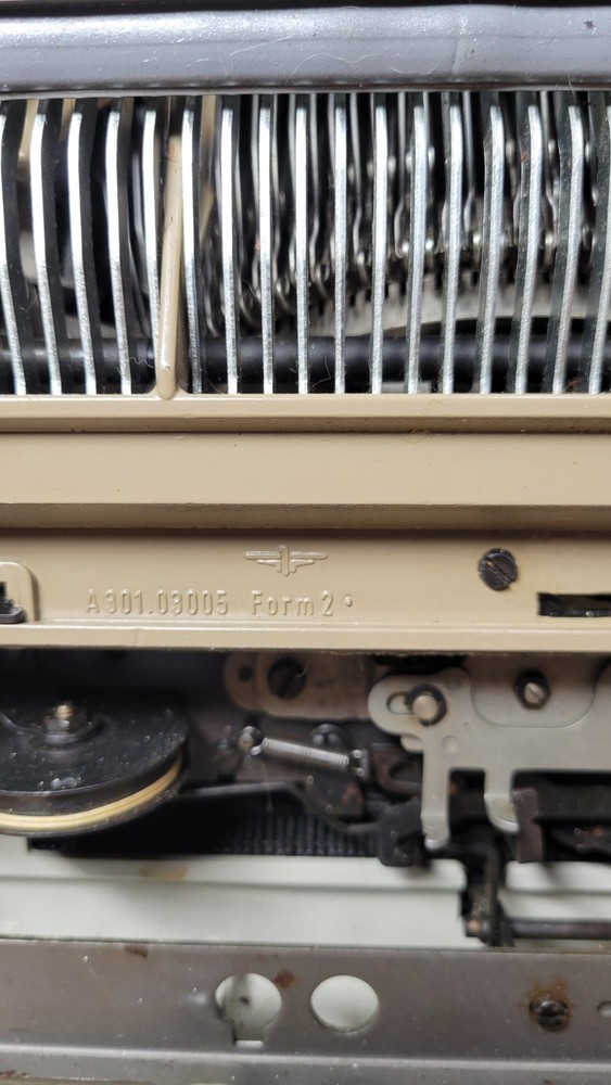 ADLER J5 TYPEWRITER NOTE WITH CASE