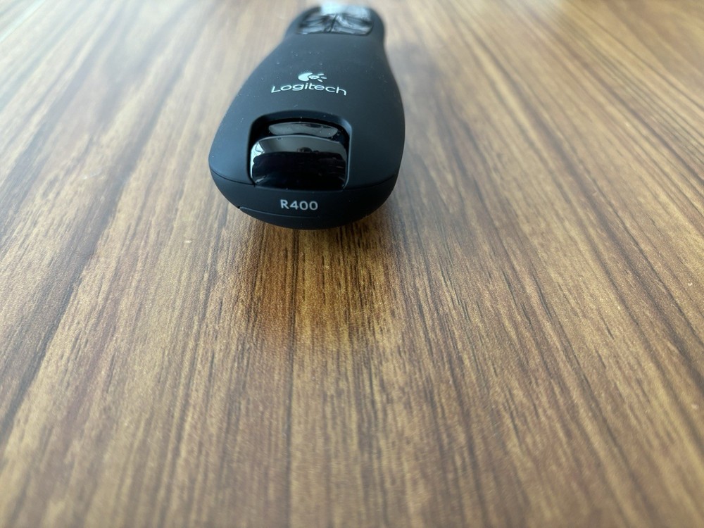 Logitech Wireless Presenter R400, PowerPoint Clicker with Laser Pointer