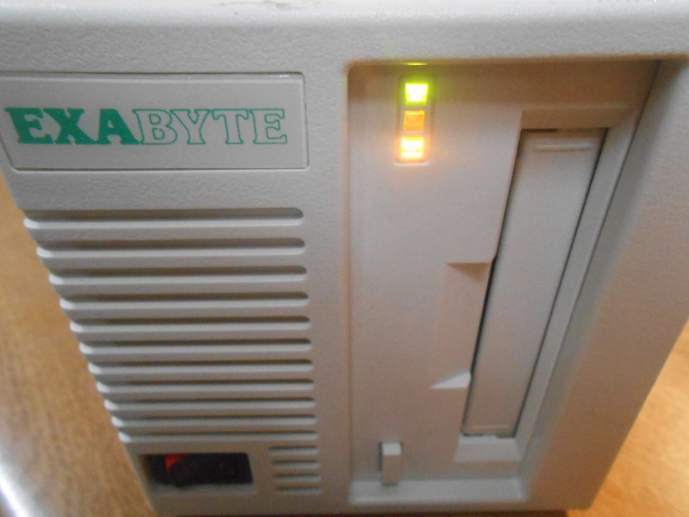 EXABYTE EXB-4200CT External Tape Drive 4MM DAT 2/4GB SCSI - Untested