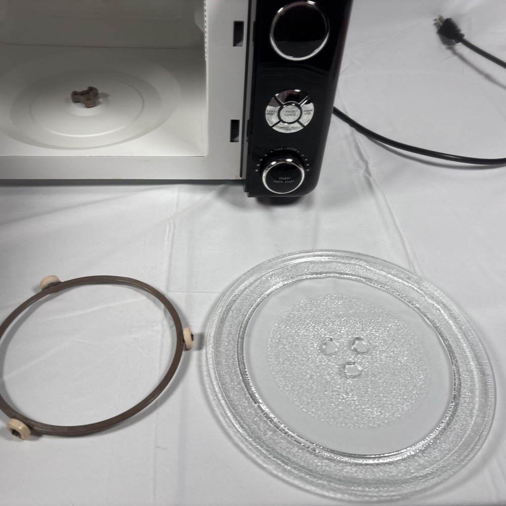 Galanz Microwave Oven Black 0.7 cu ft Pull Handle - GLCMKA07B