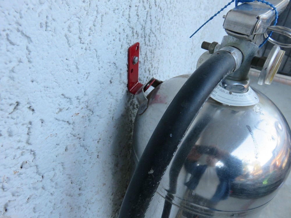 🔥🧯KIDDE (generic) BRACKET FOR 2 1/2 GAL. WATER PRESSURE FIRE EXTINGUISHERS