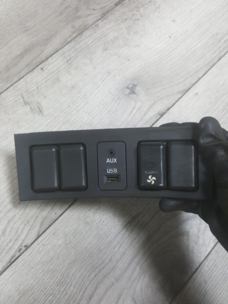 VOLVO VNL SWITCH PANEL FOR DASH PANEL W/ SLEEPER FAN SWITCH 3175616