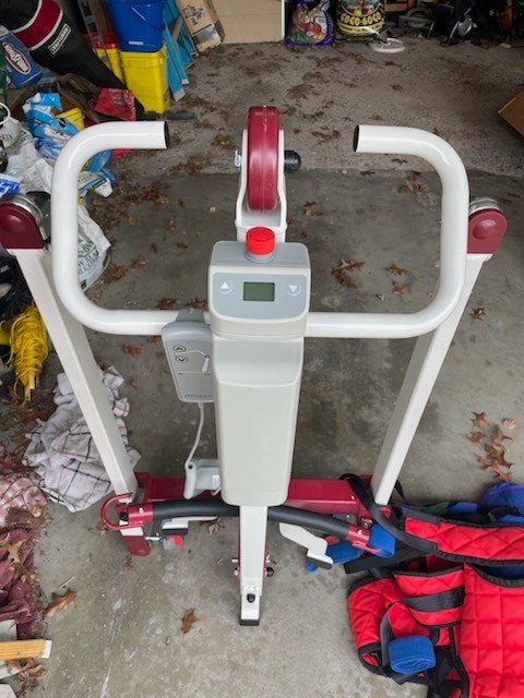 Battery powered hydraulic patient lift