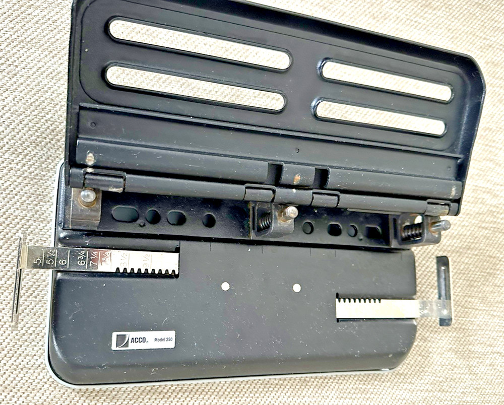 3 Hole Punch ACCO Model 250