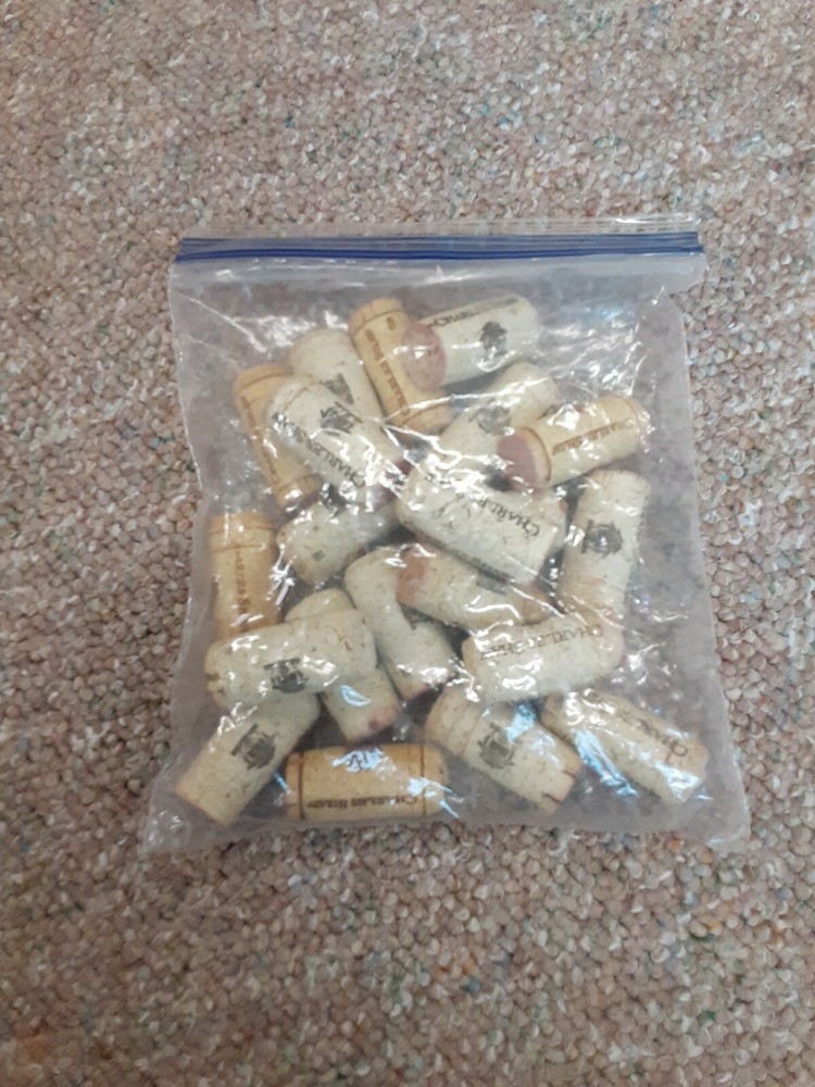 21 Used ROBERT SHAW WINE CORKS- Great For Crafting