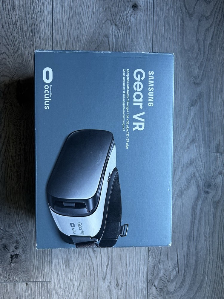 Samsung Gear VR Oculus Smartphone Headset White Model