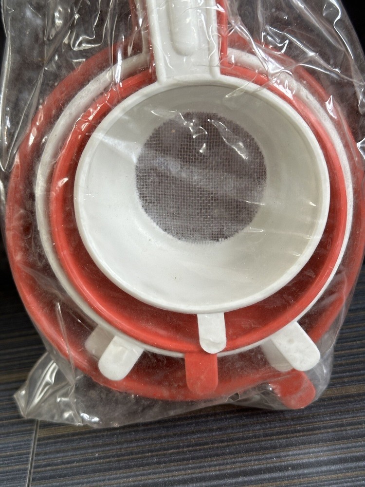 RARE Vintage New Old Stock Kitchen Temptations Set 4 Handheld Nesting Strainers
