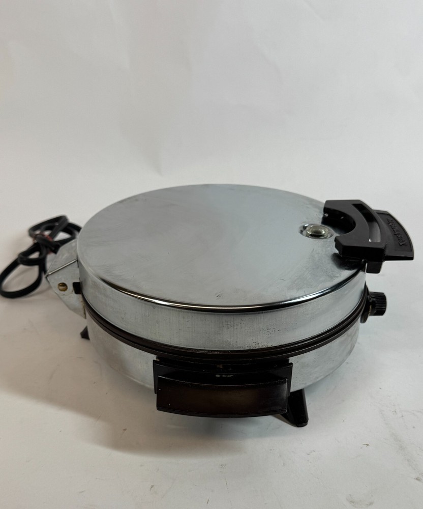 Toastmaster Model 442A Chrome Round Single Belgian Waffle Maker Baker WORKS