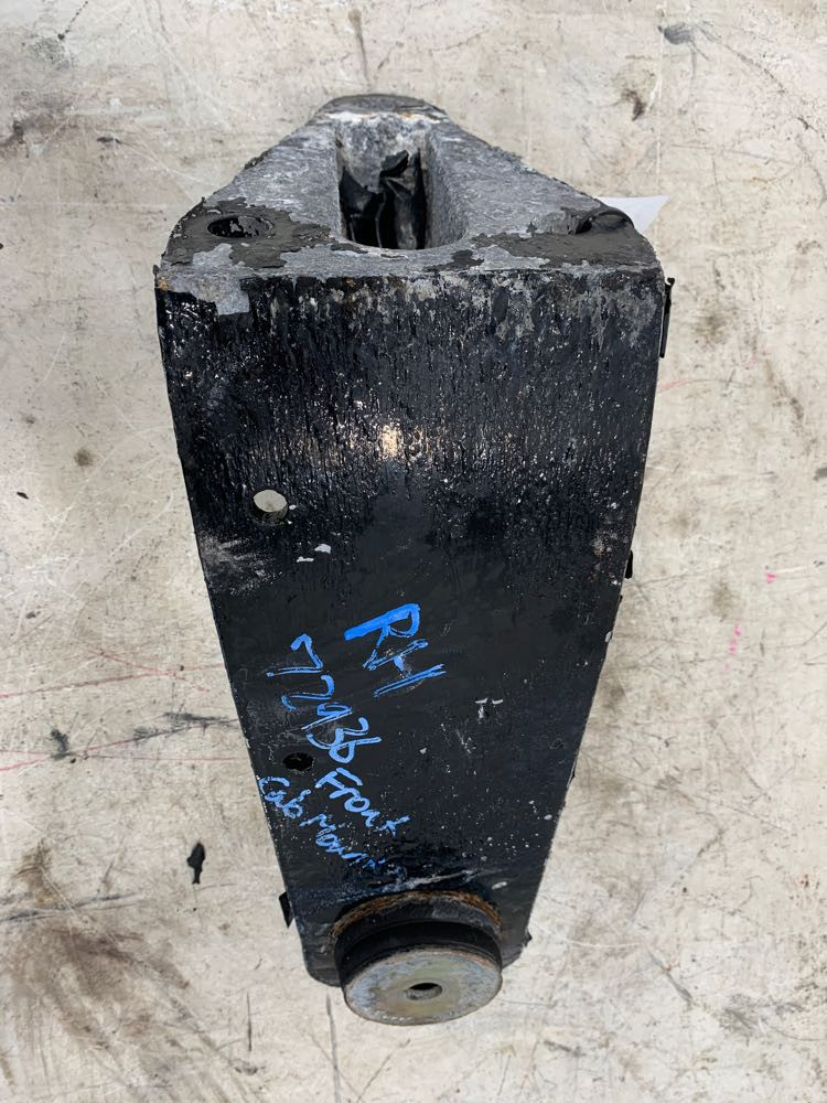 2009 Peterbilt 335 Cab Mount (630-10702)