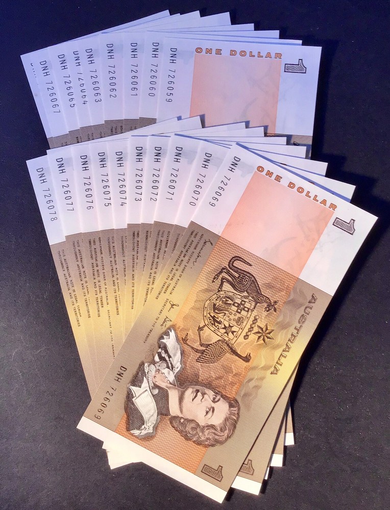 Australian Paper $1 Paper Note UnCirculated Condition. In Sequence X 5