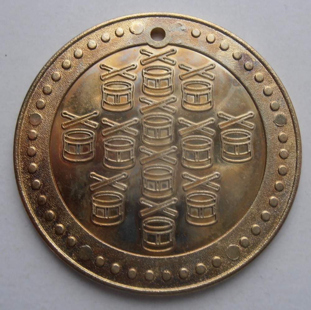 WADDINGTONS CHRISTMAS 2005 TOKEN MEDALLION. TWELVE DRUMMERS DRUMMING