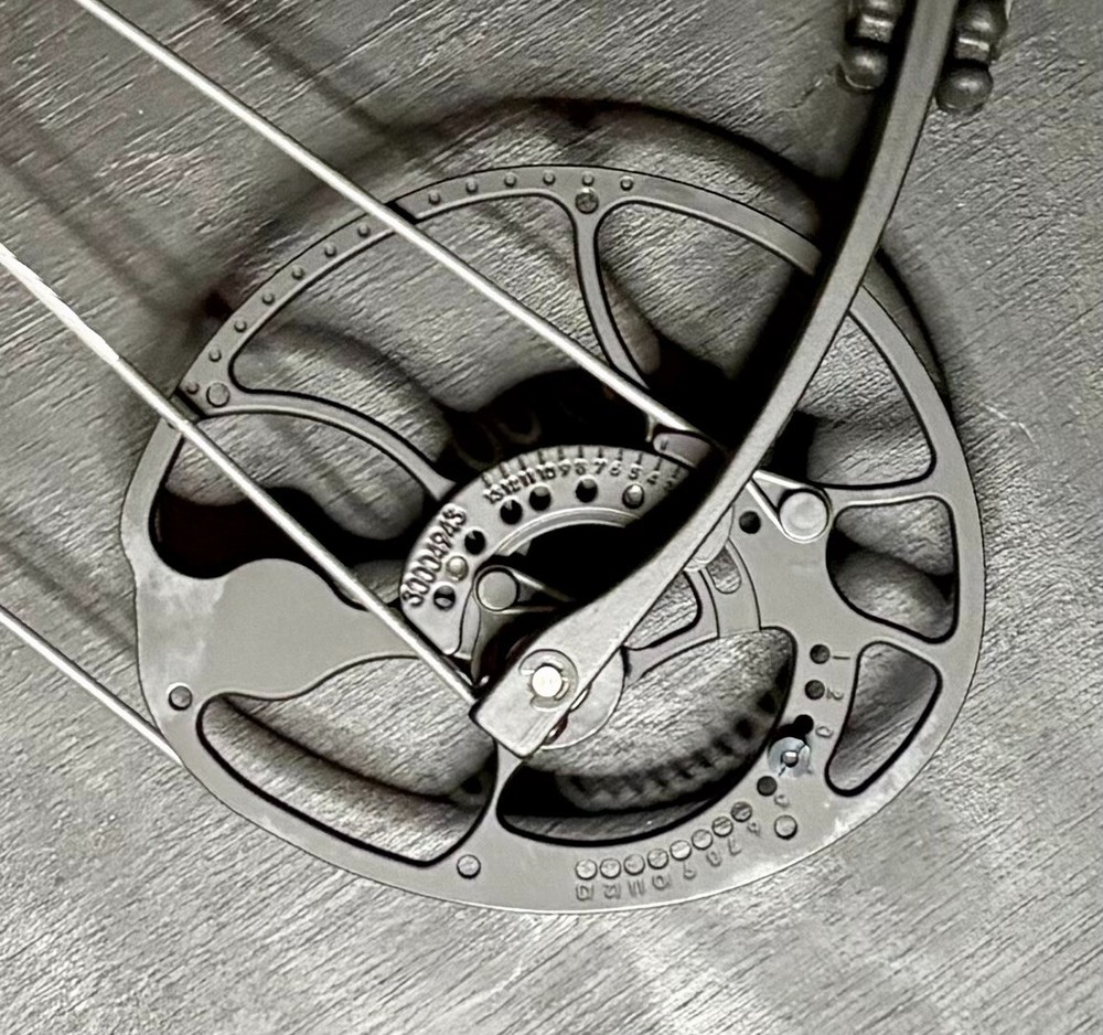 Elite Archery Terrain Compound Bow 70# Black Right Hand New